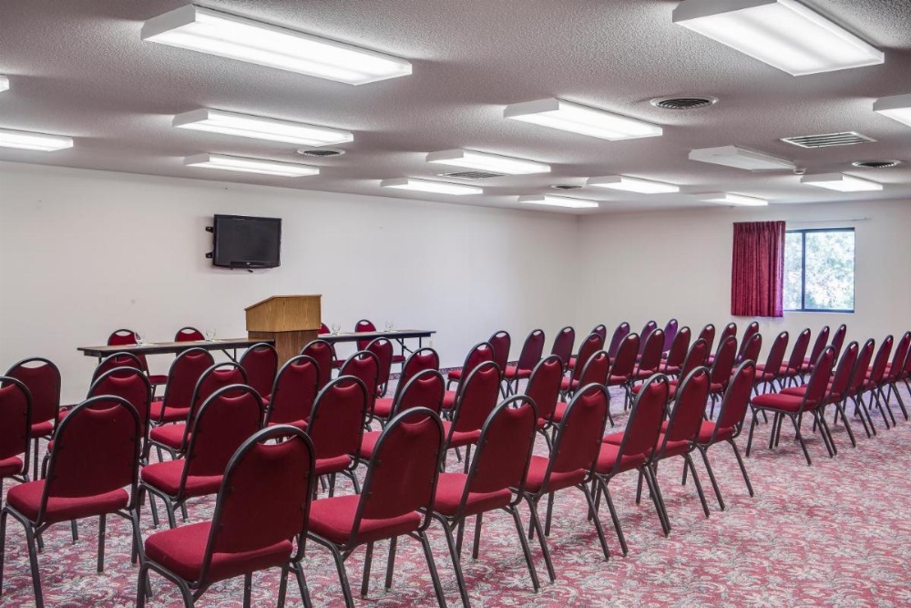 Super 8 by Wyndham Manhattan KS